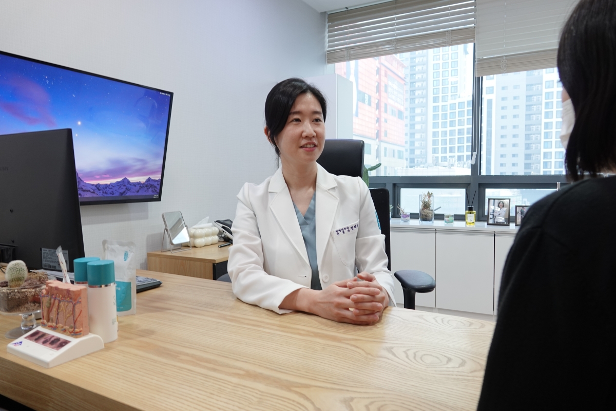 생기한의원 안산점 정혜진 대표원장은 피부와 함께 코와 눈의 알레르기 증상까지 살펴 치료 계획을 세웁니다.