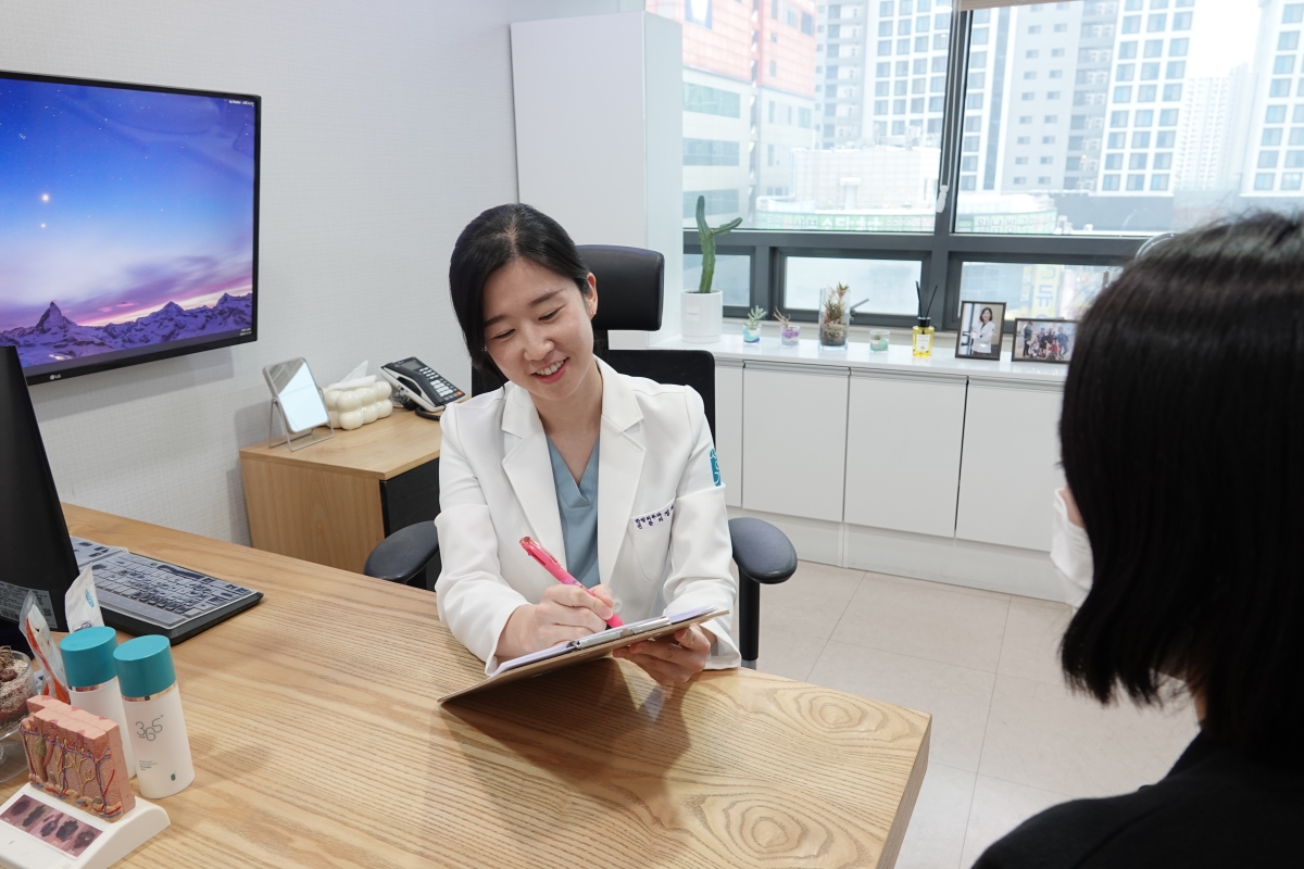 생기한의원 안산점 정혜진 대표원장은 얼굴의 열과 피부 장벽, 눈 주변 증상까지 함께 살핍니다.